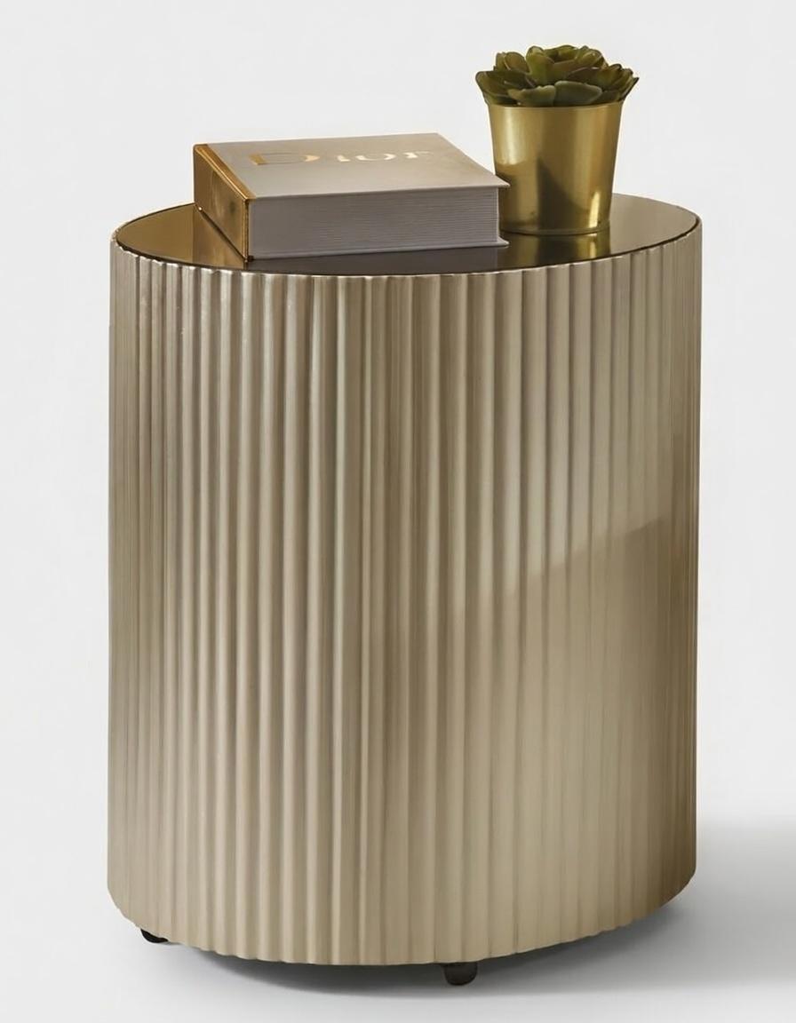 Eleganter goldfarbener Beistelltisch mit gerilltem Design und Metall