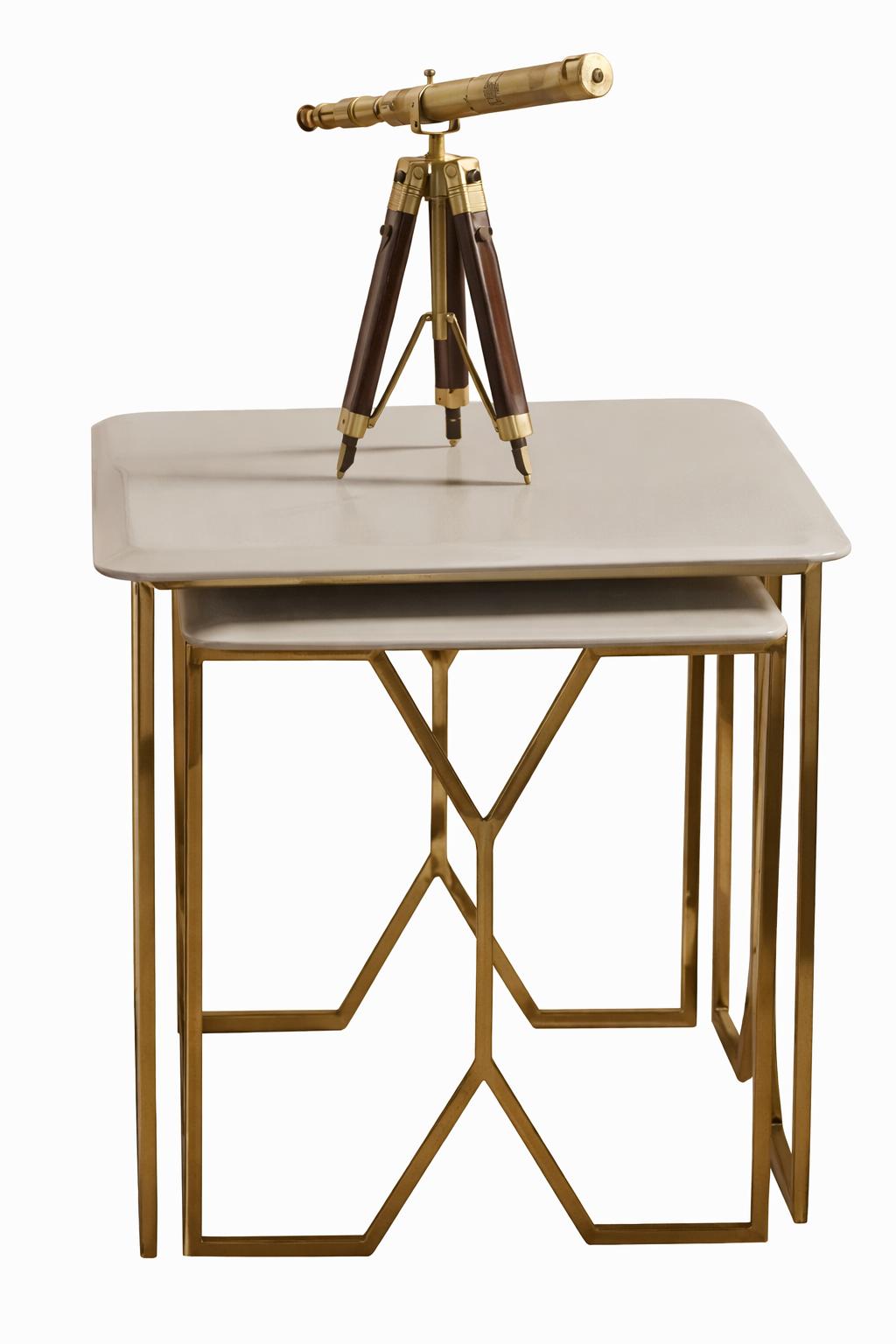 Eleganter Beistelltisch in Beige mit goldfarbenem Metallgestell