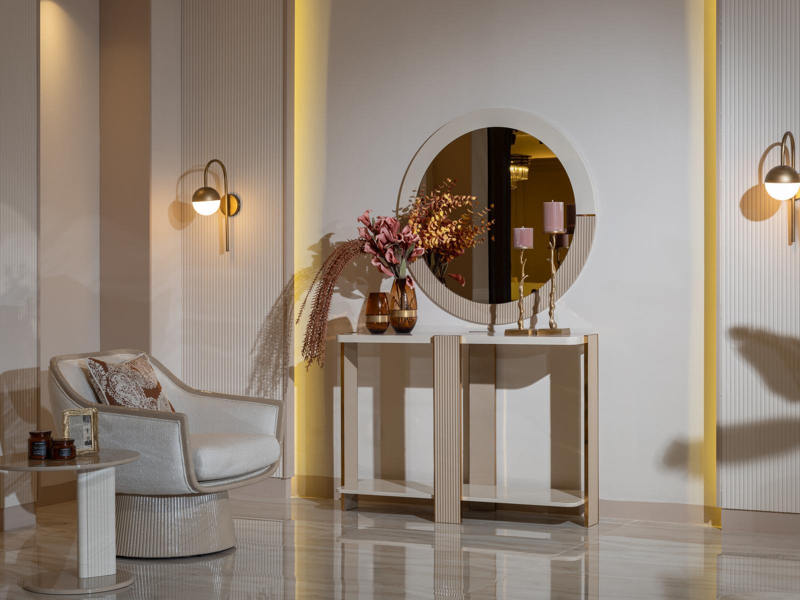Beiges Wohnzimmer-Set Polstersessel praktischer Beistelltisch Konsole Spiegel
