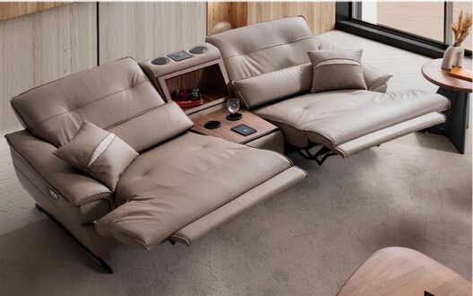 Modernes Relaxsofa mit elektrischer Verstellbarkeit und integriertem Tisch