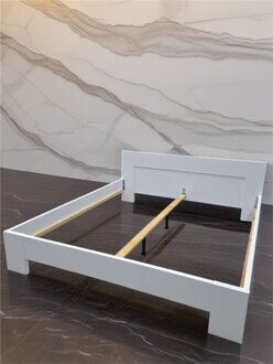 Stilvolles und langlebiges Holzbett aus bestem Holz gefertigt Sofort