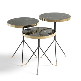 Elegante Beistelltische mit schwarzer Tischplatte und goldener Umrandung