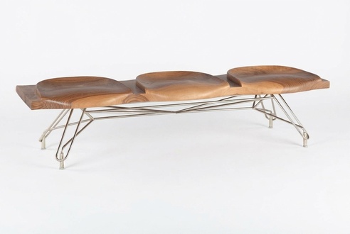Elegante braune Holzsitzbank in zeitlosem Design für Garten