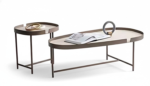 Eleganter Couchtisch mit runder Form und stabilem Metallgestell.