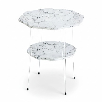 Eleganter weißer Beistelltisch aus Metall im modernen Design