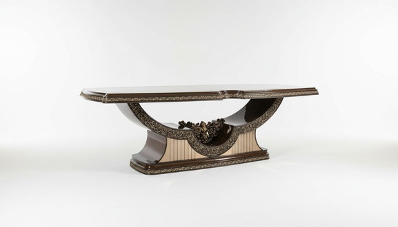 Elegantes braunes Holz Esstisch- und Stuhlset im modernen Stil