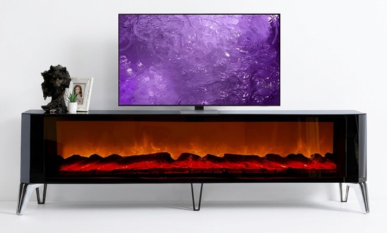 Luxuriöser TV-Schrank: Glasfronten, Beine aus Hartkunststoff und Elektrokamin
