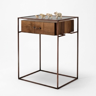 Moderner Konsolentisch aus Holz und Glas mit eleganter Beleuchtung