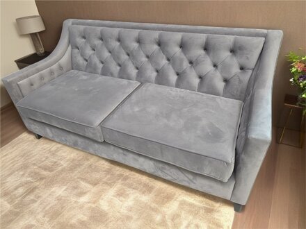 Graues Chesterfield Sofa mit stilvollem Look und gemütlichen Sitzen Sofort