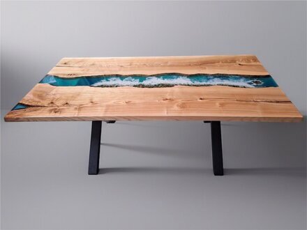 Exklusiver handgefertigter Esstisch mit hochwertiger Epoxidharz-Verarbeitung Sofort
